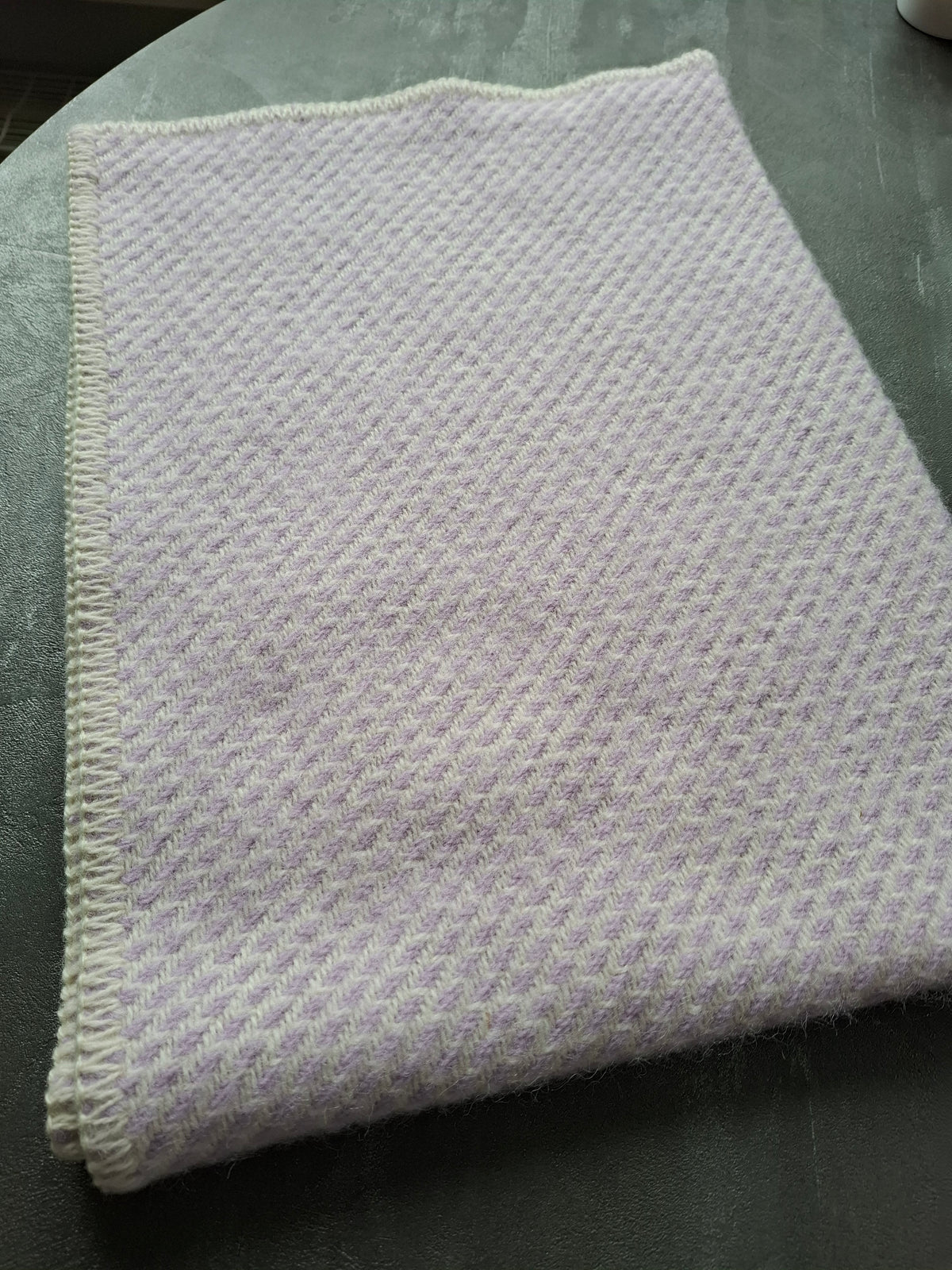 Wollen wiegdeken in verschillende kleuren